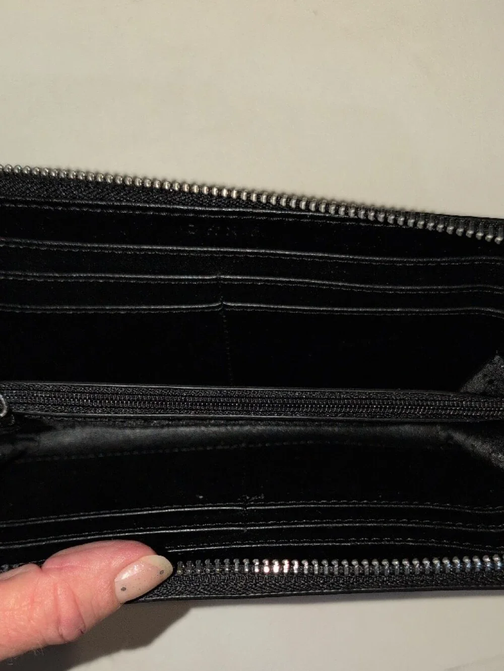 DKNY Black Graffiti vela Graffiti Zip Wallet